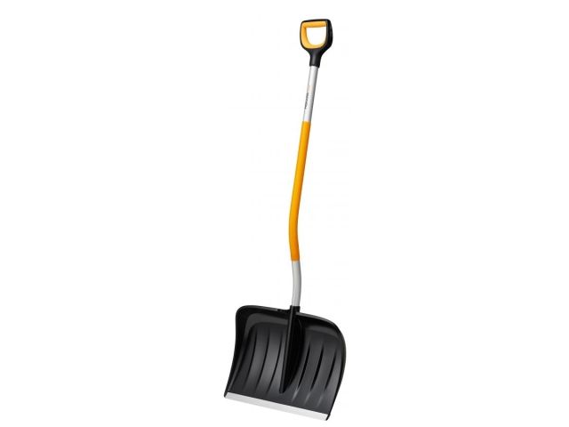 Лопата-скрепер снеговая c изогнутой ручкой X-series FISKARS (1530x533)