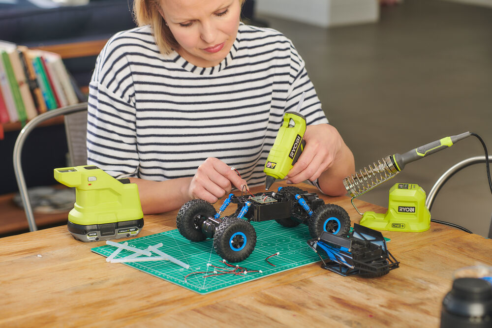 ONE + / Термоклеевой пистолет RYOBI RGLM18-0 (без батареи)