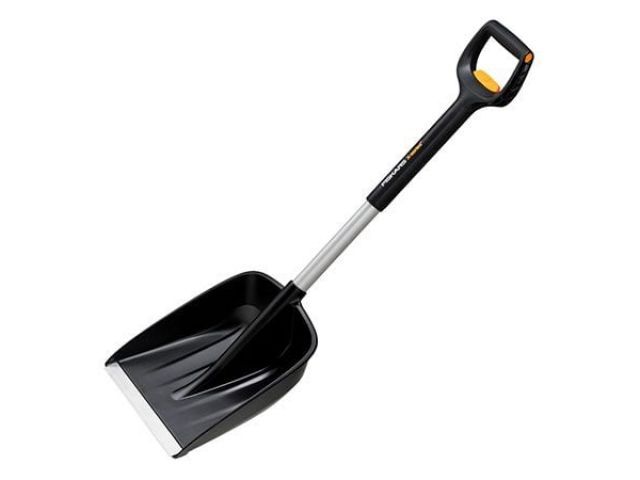 Лопата снеговая автомобильная телескопическая X-series FISKARS (987x280)