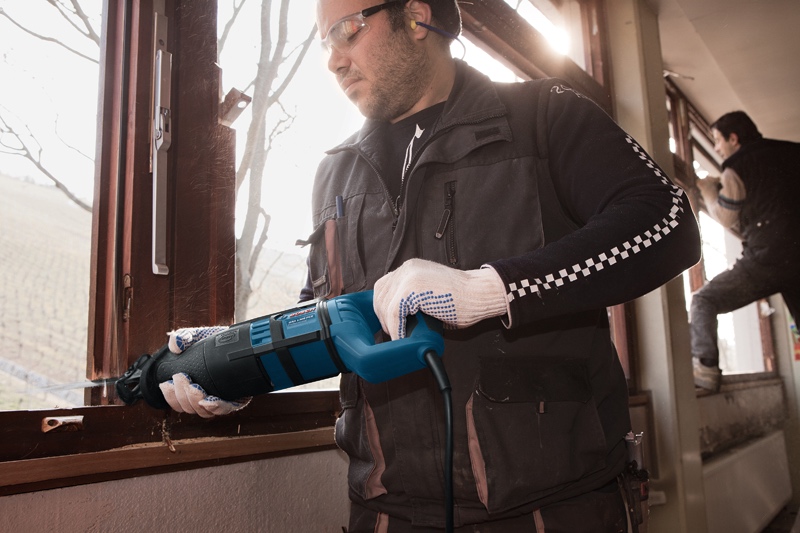 Сабельная пила BOSCH GSA 1300 PCE в чем. + 2 пильных полотна