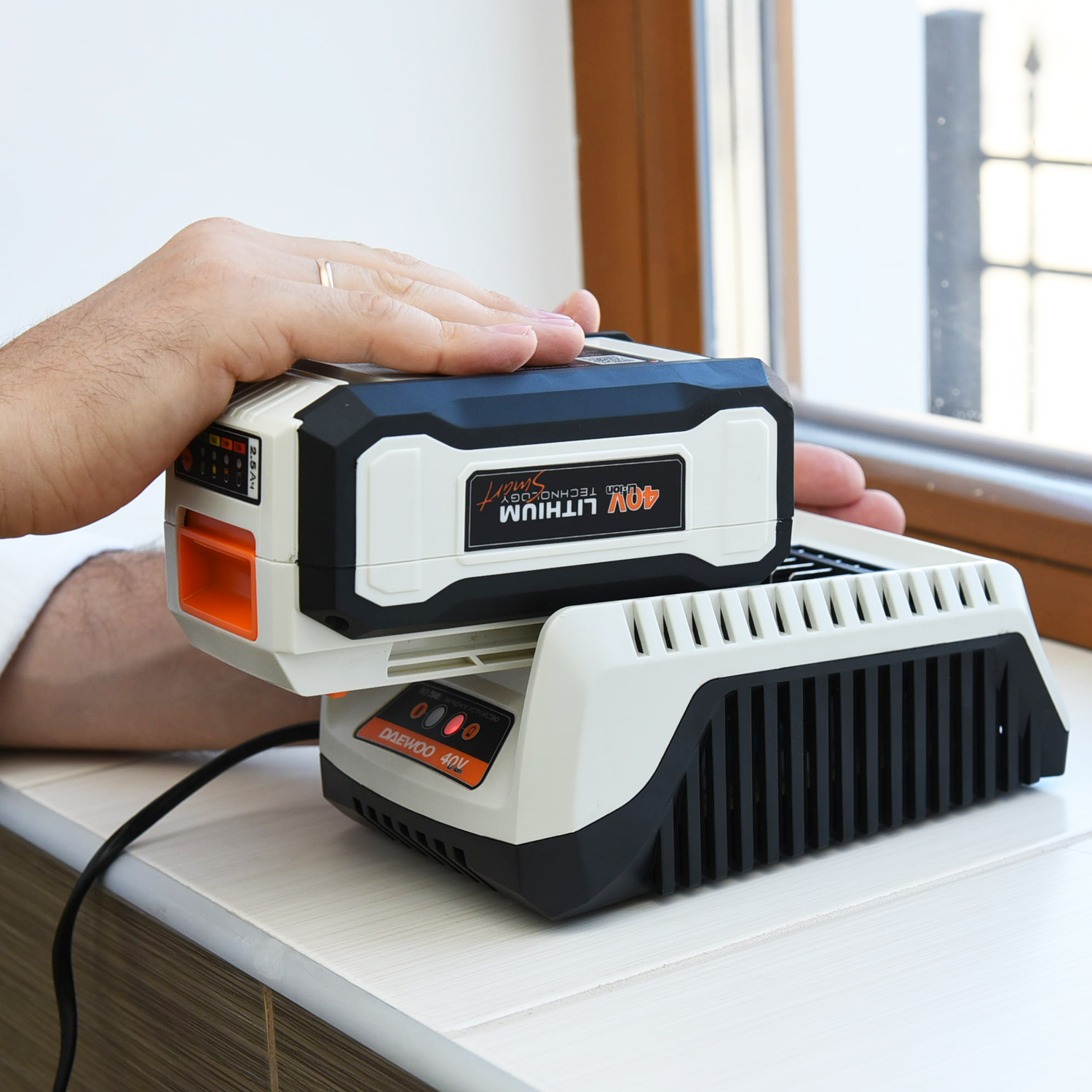 Зарядное устройство Daewoo Power DACH 2040Li (40В)