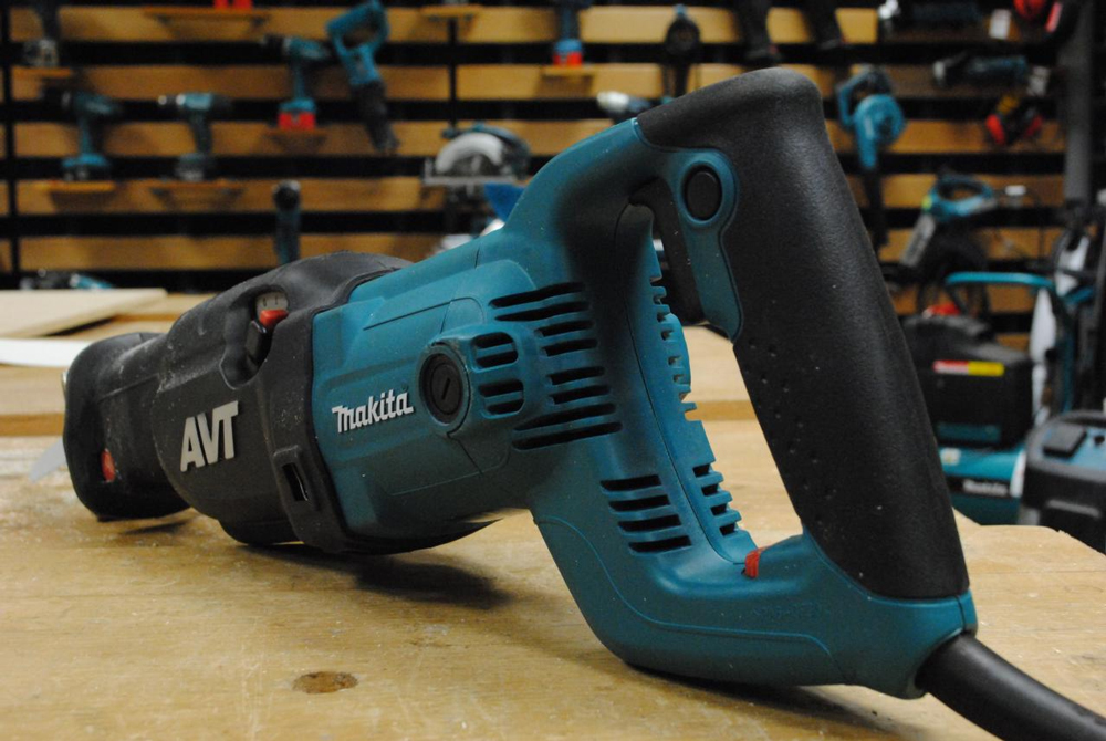 Сабельная пила MAKITA JR 3070 CT в чем. + 3 пильных полотна