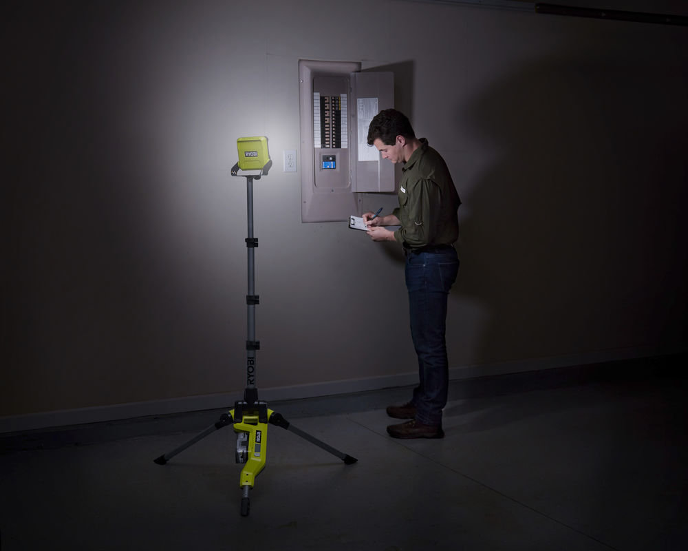 ONE + / Прожектор на штативе RYOBI R18TL-0 (без батареи)