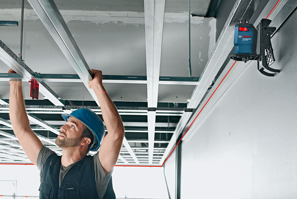 Нивелир лазерный линейный BOSCH GLL 2-20 с держателем в чем.