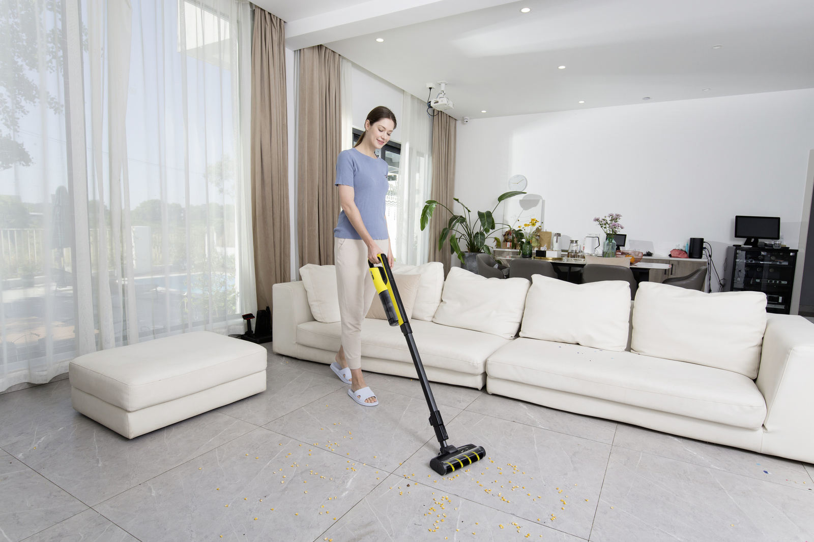 Аккумуляторный пылесос для сухой уборки Karcher VC 4 S CORDLESS PLUS