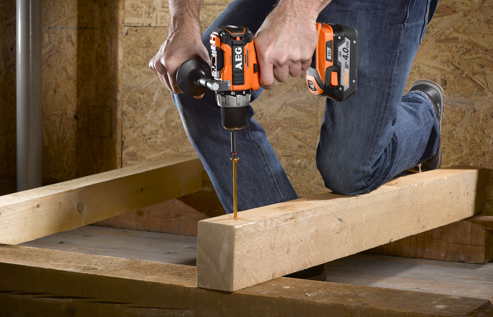 Аккумуляторная дрель-шуруповерт AEG BS18C2LI-202C