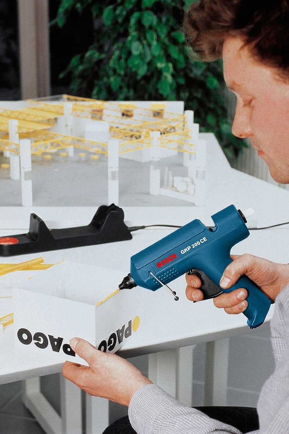 Пистолет клеевой BOSCH GKP 200 CE в чем.