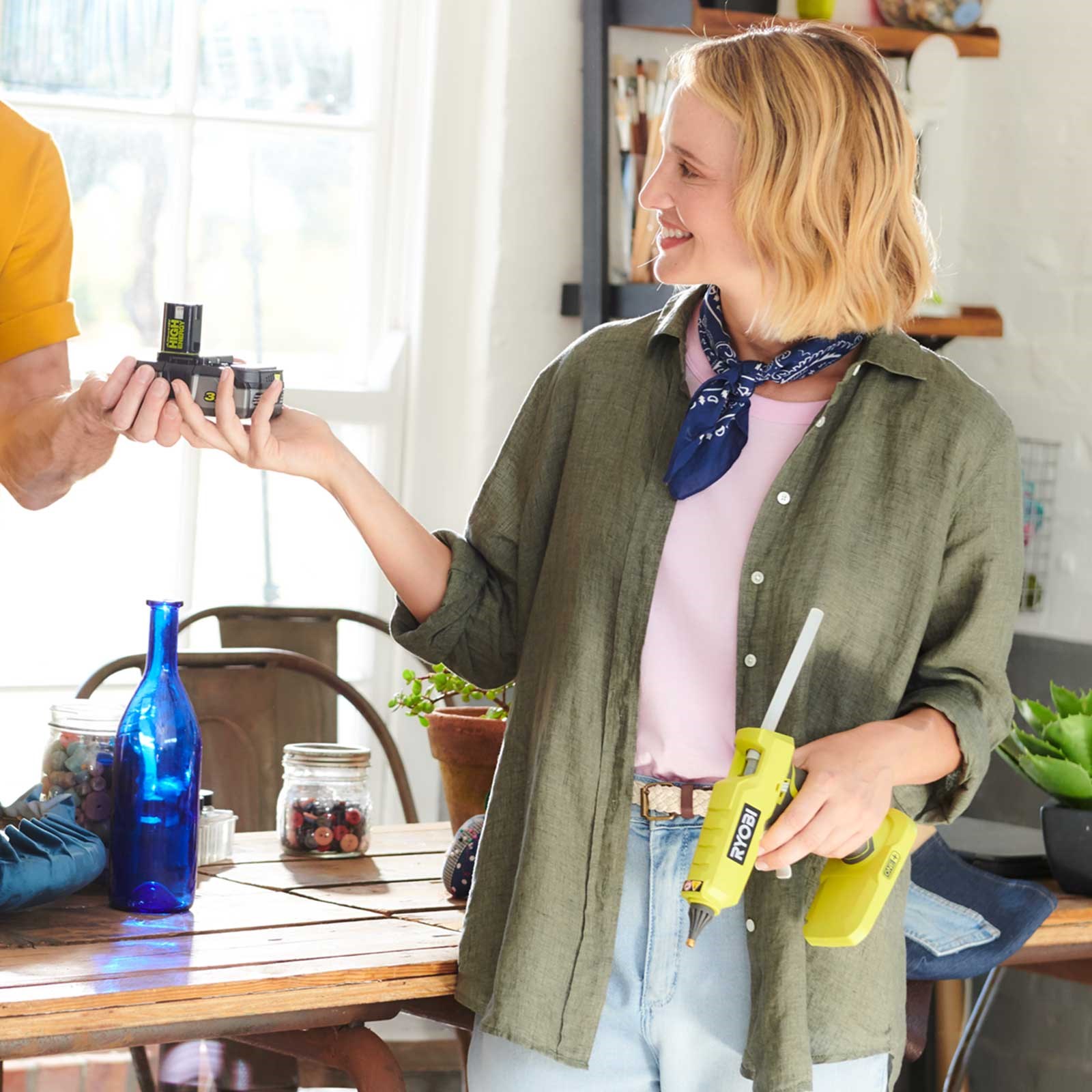 Пистолет аккумуляторный термоклеевой RYOBI R18GLU-0 (без батареи)