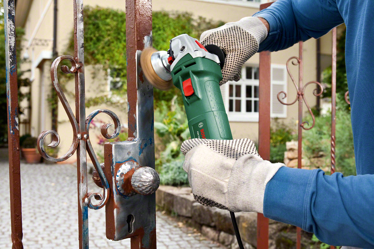 Угловая шлифмашина Bosch PWS 700-115 (0.603.3A2.020)