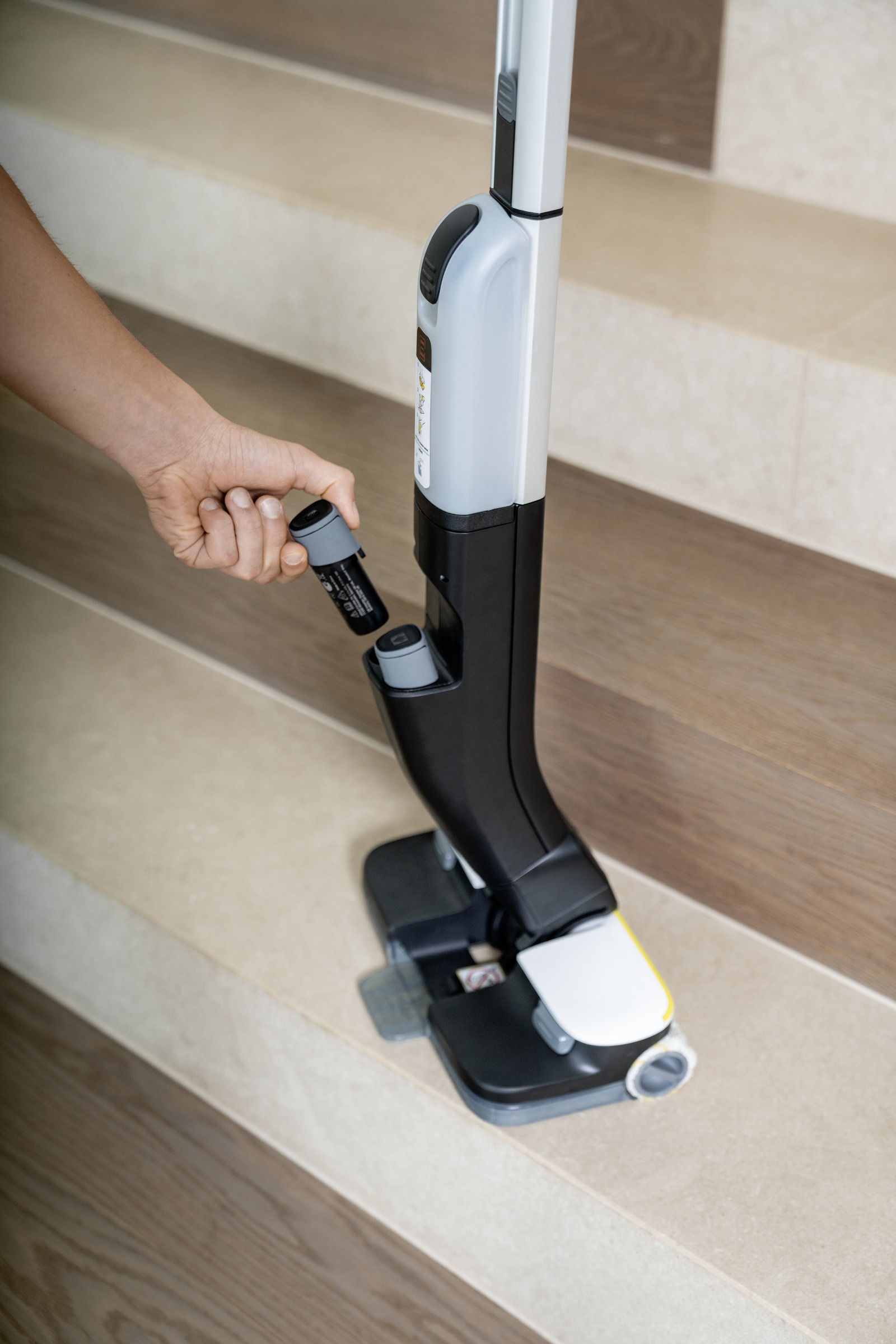 Вертикальный пылесос Karcher FC 4-4 BATTERY SET