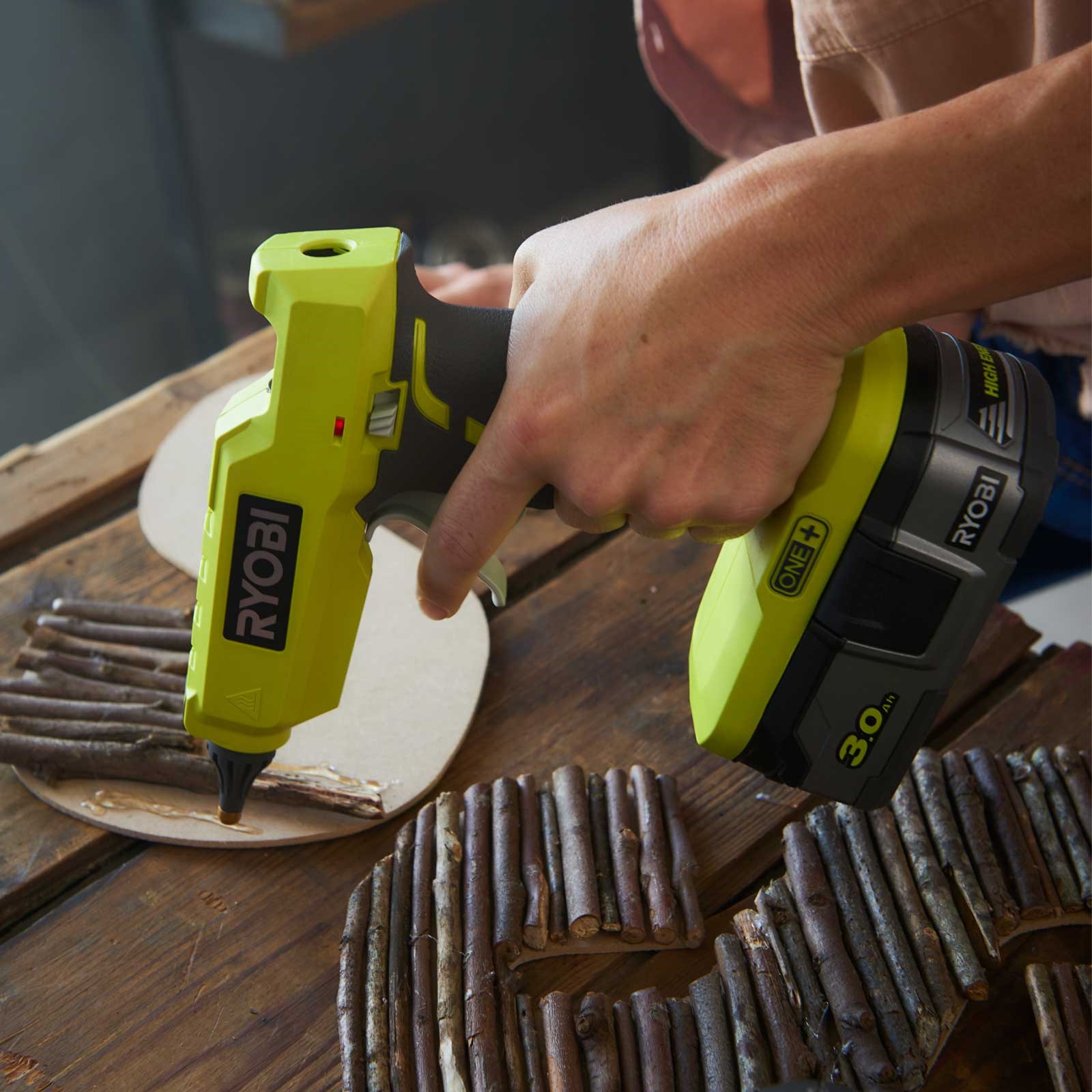 Пистолет аккумуляторный термоклеевой RYOBI R18GLU-0 (без батареи)