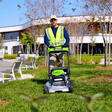 Аккумуляторная газонокосилка Greenworks LM221S 82В