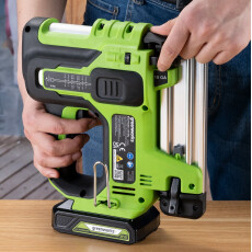 Аккумуляторный гвоздезабиватель Greenworks GD24BN 24В (АКБ 2Ач + ЗУ)