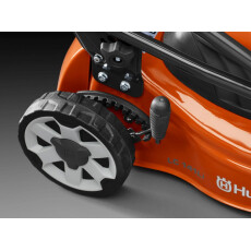 Аккумуляторная газонокосилка Husqvarna LC 141iV KIT (QC80, BLi20)