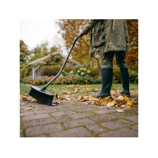 Метла с S-образной ручкой FISKARS Ergonomic