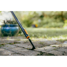 Тяпка для уборки травы с дорожек FISKARS OneClick