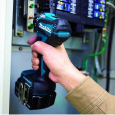 Аккумуляторный шуруповерт MAKITA DDF 083 RFE в чемодане