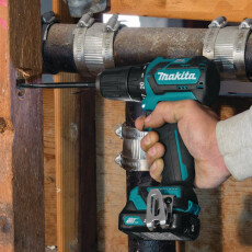 Аккумуляторная дрель-шуруповерт MAKITA DF 332 DWME в чем.