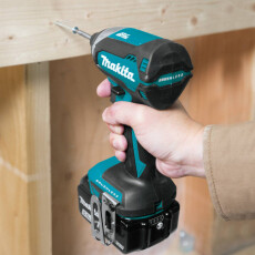 Аккумуляторный шуруповерт MAKITA LXT DTD 153 RT в кейсе