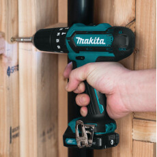 Аккумуляторная ударная дрель-шуруповерт MAKITA HP 333 DWME в чем.