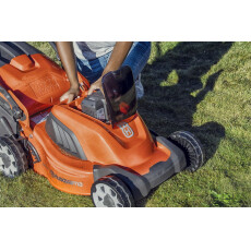Аккумуляторная газонокосилка Husqvarna LC 141iV KIT (QC80, BLi20)