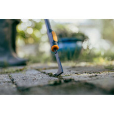 Тяпка для уборки травы с дорожек FISKARS OneClick