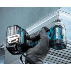 Аккумуляторный шуруповерт MAKITA TD 111 DWAE в чем.