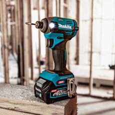 Аккумуляторный ударный шуруповерт MAKITA XGT TD003GA201 в чем. (2 АКБ 2Ач + ЗУ)
