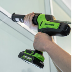 Аккумуляторный пистолет для герметика Greenworks G24CAUK2 24V (АКБ 2Ач + ЗУ)