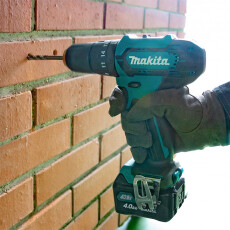 Аккумуляторная ударная дрель-шуруповерт MAKITA HP 333 DWME в чем.
