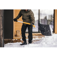 Лопата-скрепер снеговая c изогнутой ручкой X-series FISKARS (1530x533)