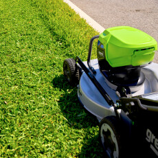 Аккумуляторная газонокосилка Greenworks LM221S 82В