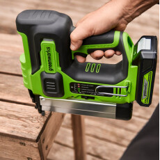 Аккумуляторный гвоздезабиватель Greenworks GD24BN 24В (АКБ 2Ач + ЗУ)