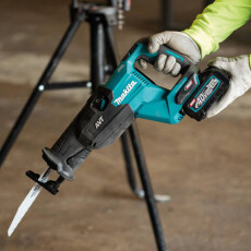 Аккумуляторная сабельная пила MAKITA XGT JR002GZ