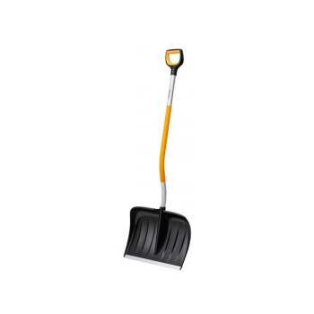 Лопата-скрепер снеговая c изогнутой ручкой X-series FISKARS (1530x533)