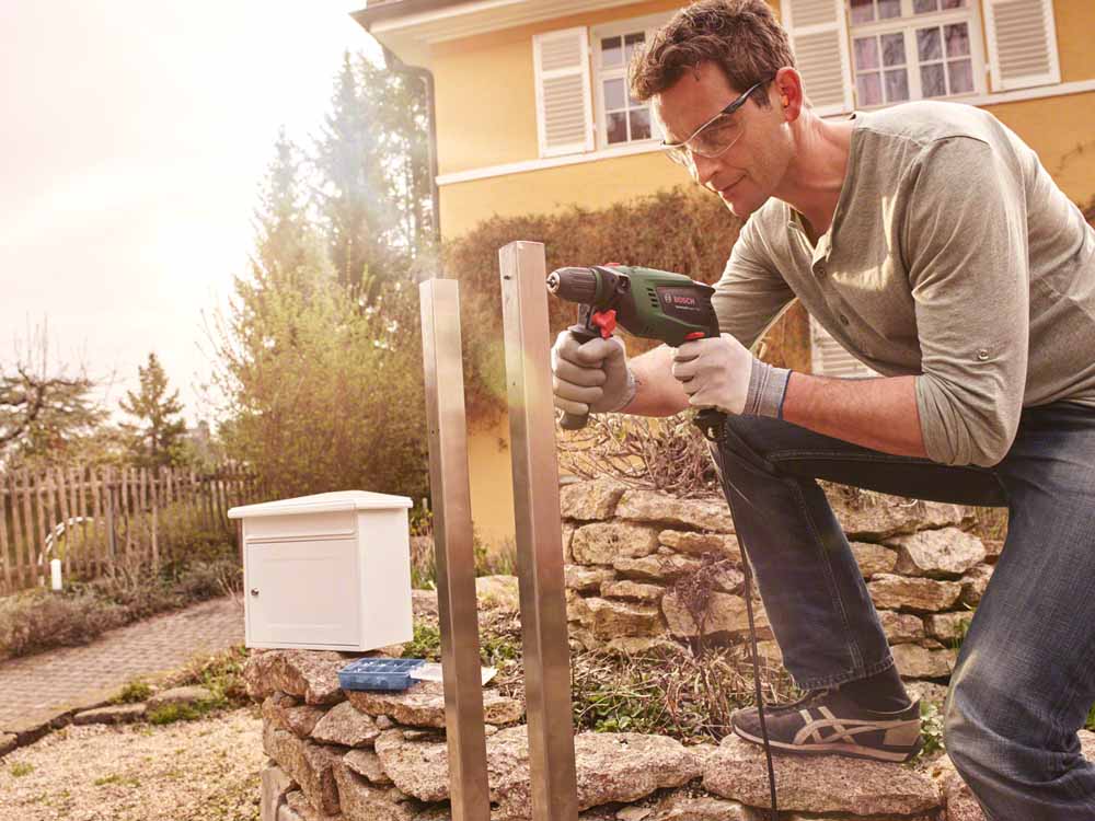 Дрель ударная BOSCH UniversalImpact 700 в чем.