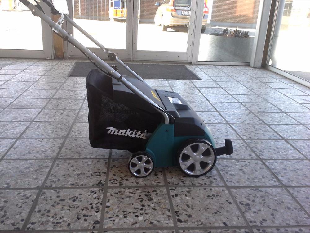 Электрический аэратор-скарификатор Makita UV 3200