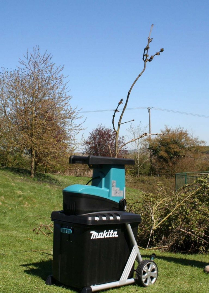 Садовый измельчитель MAKITA UD 2500